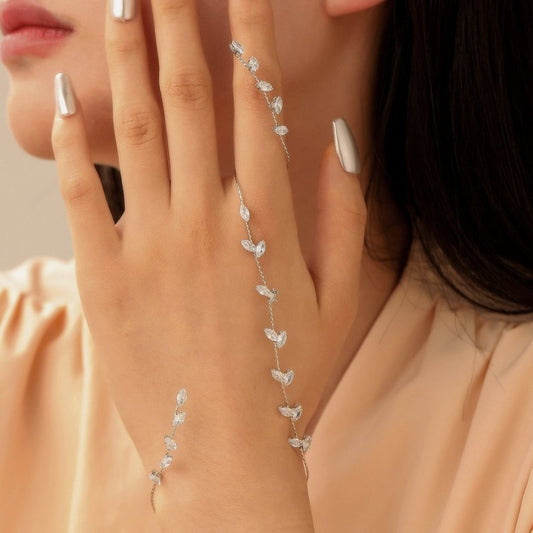 Fashion Simple Zircon Leaves Finger Chain $19.90 Dana Fashion Color: 01kc Gold Finger Ring 5375 Women's Accessories Product information: Treatment Process: Electroplating Color: 01 kc gold mobile phone ring 5375,02 White k mobile phone ring 5469,03 kc gol