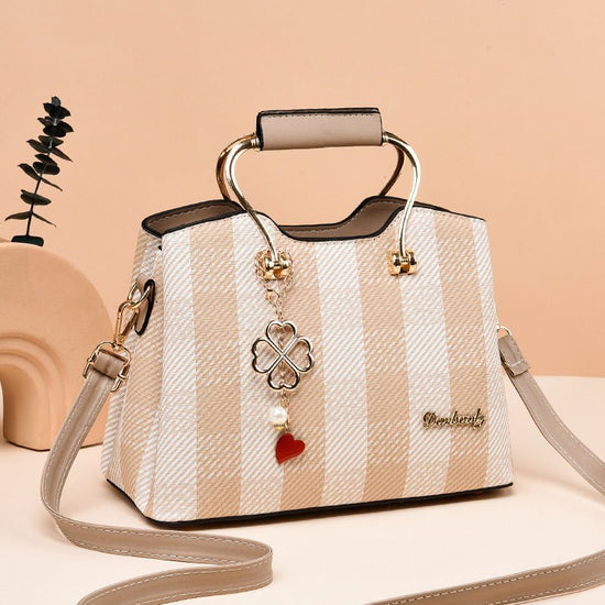 Fashion Small Handbag Spring And Summer Popular Western Style Portable $53.32 Dana Fashion Color: Khaki Size: 26X20X14CM Women's Bags Product information: Applicable scenarios: Daily matching Color: black, khaki, pink, sky blue Outer bag type: Sandwich po