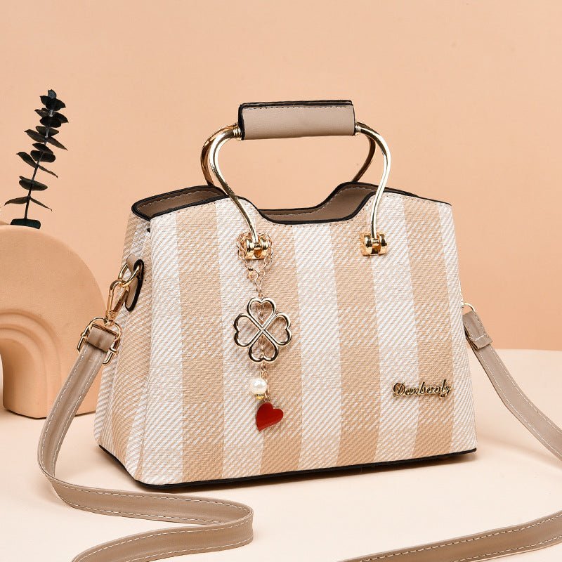Fashion Small Handbag Spring And Summer Popular Western Style Portable $53.32 Dana Fashion Color: Khaki Size: 26X20X14CM Women's Bags Product information: Applicable scenarios: Daily matching Color: black, khaki, pink, sky blue Outer bag type: Sandwich po