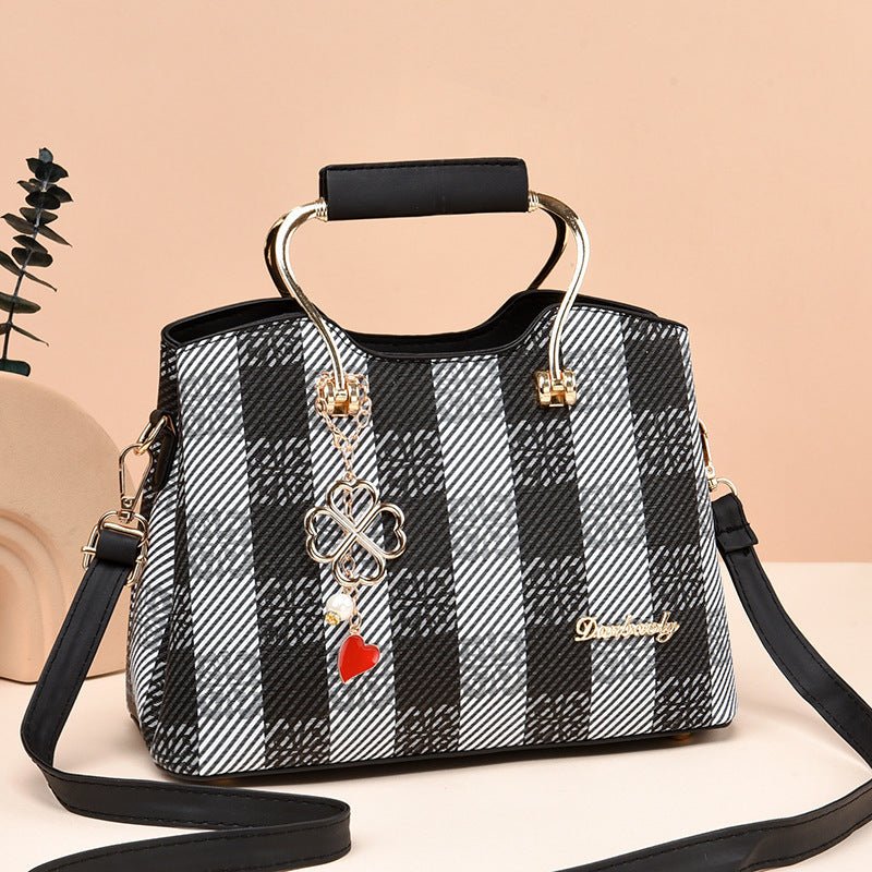 Fashion Small Handbag Spring And Summer Popular Western Style Portable $53.32 Dana Fashion Color: Black Size: 26X20X14CM Women's Bags Product information: Applicable scenarios: Daily matching Color: black, khaki, pink, sky blue Outer bag type: Sandwich po