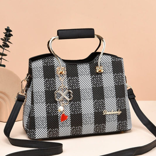 Fashion Small Handbag Spring And Summer Popular Western Style Portable $53.32 Dana Fashion Color: Black Size: 26X20X14CM Women's Bags Product information: Applicable scenarios: Daily matching Color: black, khaki, pink, sky blue Outer bag type: Sandwich po