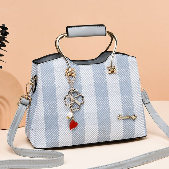 Fashion Small Handbag Spring And Summer Popular Western Style Portable $53.32 Dana Fashion Color: Sky Blue Size: 26X20X14CM Women's Bags Product information: Applicable scenarios: Daily matching Color: black, khaki, pink, sky blue Outer bag type: Sandwich