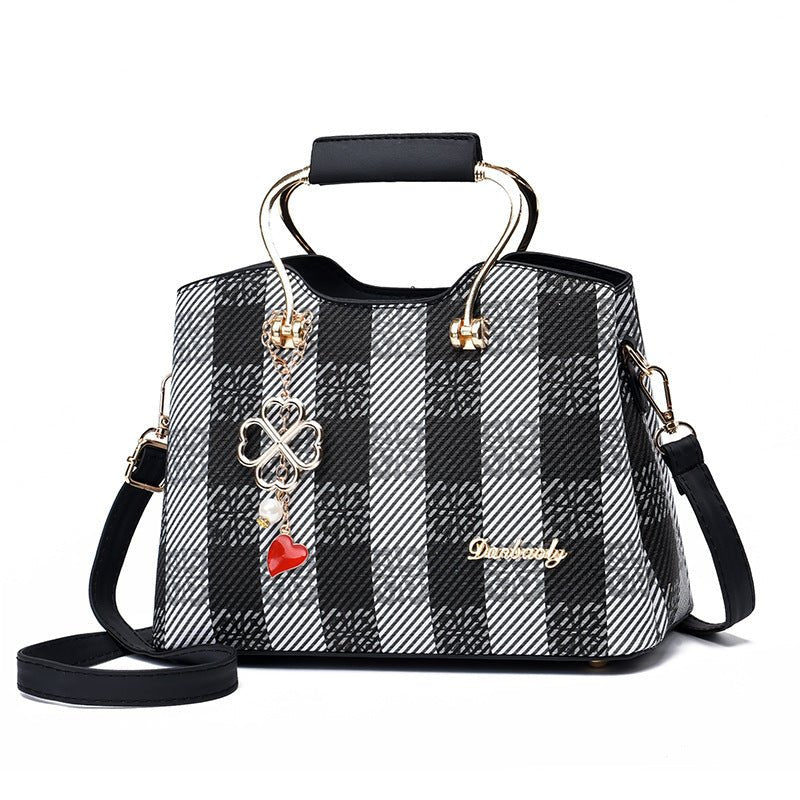 Fashion Small Handbag Spring And Summer Popular Western Style Portable $53.32 Dana Fashion Color: Black Size: 26X20X14CM Women's Bags Product information: Applicable scenarios: Daily matching Color: black, khaki, pink, sky blue Outer bag type: Sandwich po