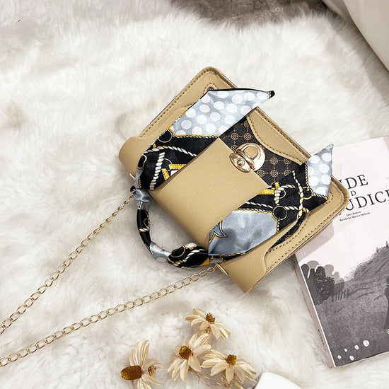 Fashion Small Square Bag Vintage Print Ladies $25.00 Dana Fashion Color: Apricot Women's Bags Product information: Lining texture: synthetic leather Applicable scenario: leisure travel Color: white, black, apricot, brown, pink Outer bag type: flap bag Har