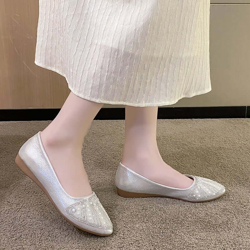Fashion Soft Bottom Flat Pointed Women's Shoes $49.90 Dana Fashion Color: Silver Size: 35 Women's shoes Product information: Pattern: solid color Color: gold, silver, gold upgrade, silver upgrade, gold luster, silver luster Size: 35.36,37.38,39.40,41 Toe