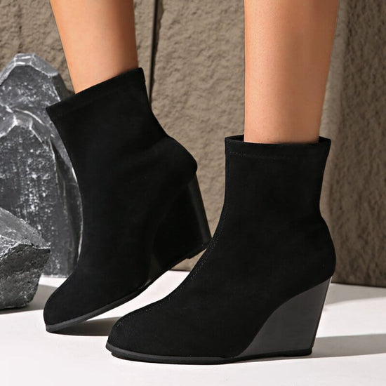 Fashion Thick-soled Wedges Boots Winter Suede Height-increasing Shoes Warm Solid Ankle Boot $39.90 Dana Fashion Color: Black Size: Size35 Women's shoes Product information: Product Category: Fashion boots Applicable age: adult Upper material: suede Sole m