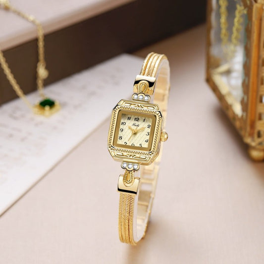 Fashion Women's High Sense Watch $45.50 Dana Fashion Color: Gold Shell Gold Plate Women's Accessories Product information: Special function: decoration Thickness: 8mm Dial diameter: 20mm Mirror material: mineral reinforced glass mirror surface Watch buckl