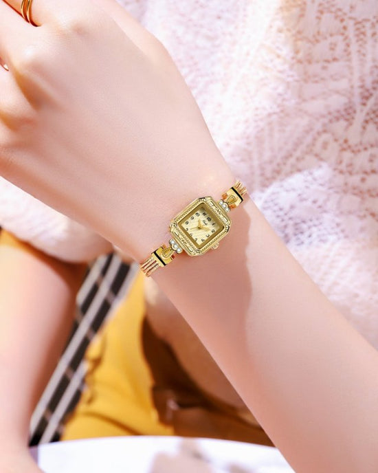 Fashion Women's High Sense Watch $45.50 Dana Fashion Color: Gold Shell Gold Plate Women's Accessories Product information: Special function: decoration Thickness: 8mm Dial diameter: 20mm Mirror material: mineral reinforced glass mirror surface Watch buckl