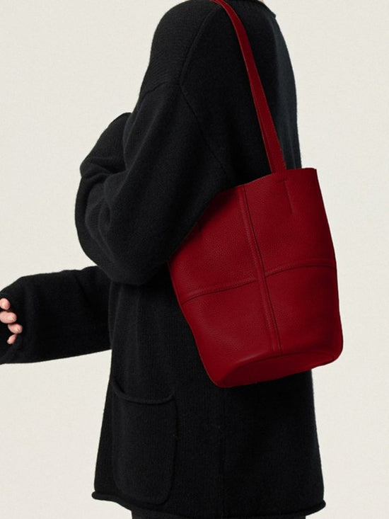 Fashionable All-match Large Capacity Shoulder Underarm Bag $62.50 Dana Fashion Color: Red Size: 16X16X25CM Women's Bags Product information: Color: red Hardness: soft Material: PU Suitcase shape: bucket shape Size: 16*16*25 Popular elements: sewing line S