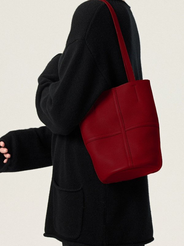 Fashionable All-match Large Capacity Shoulder Underarm Bag $62.50 Dana Fashion Color: Red Size: 16X16X25CM Women's Bags Product information: Color: red Hardness: soft Material: PU Suitcase shape: bucket shape Size: 16*16*25 Popular elements: sewing line S