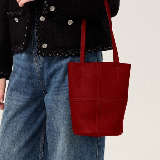Fashionable All-match Large Capacity Shoulder Underarm Bag $62.50 Dana Fashion Color: Red Size: 16X16X25CM Women's Bags Product information: Color: red Hardness: soft Material: PU Suitcase shape: bucket shape Size: 16*16*25 Popular elements: sewing line S