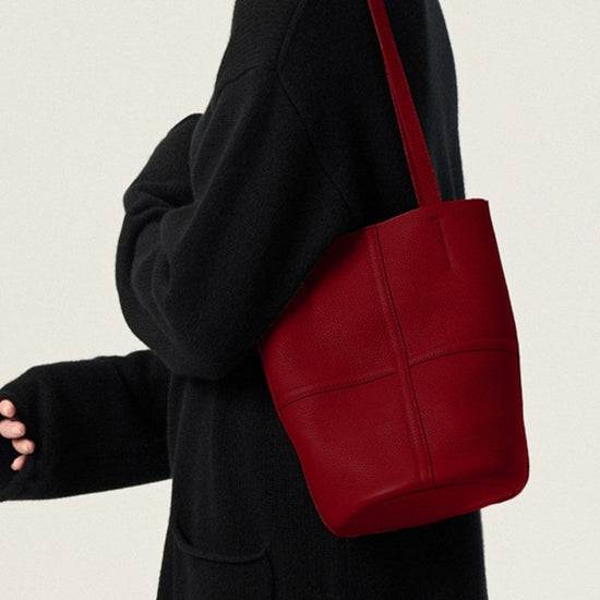 Fashionable All-match Large Capacity Shoulder Underarm Bag $62.50 Dana Fashion Color: Red Size: 16X16X25CM Women's Bags Product information: Color: red Hardness: soft Material: PU Suitcase shape: bucket shape Size: 16*16*25 Popular elements: sewing line S