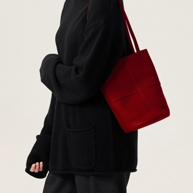 Fashionable All-match Large Capacity Shoulder Underarm Bag $62.50 Dana Fashion Color: Red Size: 16X16X25CM Women's Bags Product information: Color: red Hardness: soft Material: PU Suitcase shape: bucket shape Size: 16*16*25 Popular elements: sewing line S