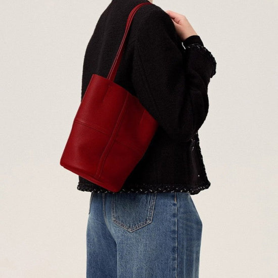 Fashionable All-match Large Capacity Shoulder Underarm Bag $62.50 Dana Fashion Color: Red Size: 16X16X25CM Women's Bags Product information: Color: red Hardness: soft Material: PU Suitcase shape: bucket shape Size: 16*16*25 Popular elements: sewing line S