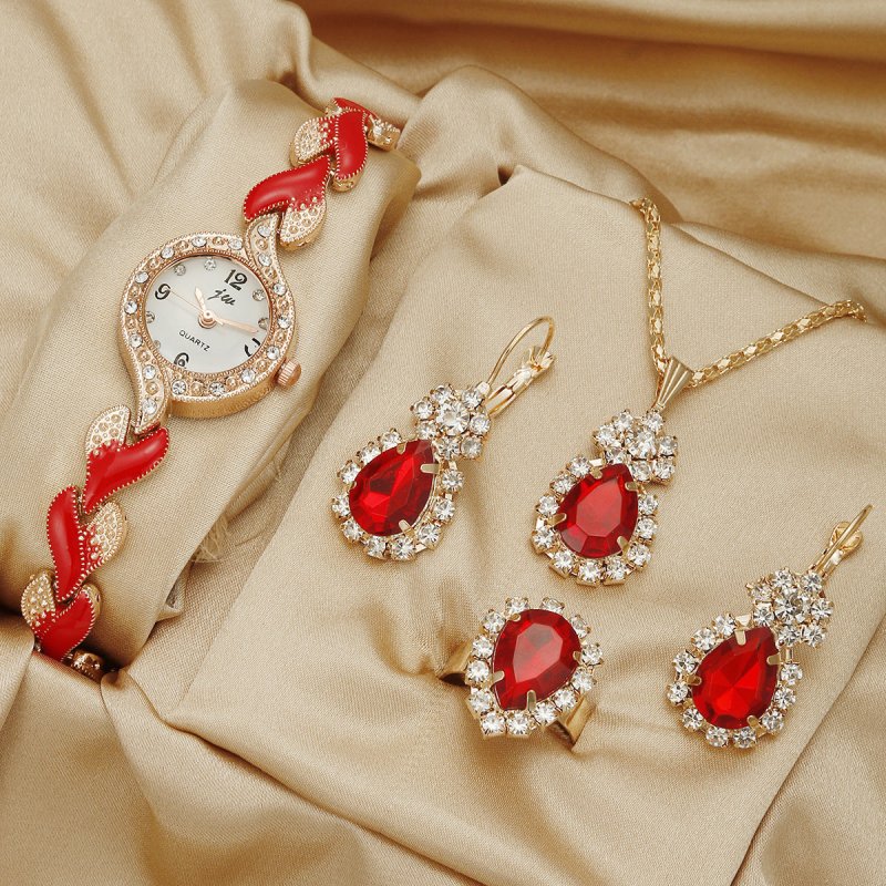 Fashionable All-match Women's Love Strap Diamond Watch $29.28 Dana Fashion Color: Red Suit Women's Accessories Product information: Color: black, red, black suit, red suit Applicable people: Female Style: Fashion The total length of the watch buckle is ap