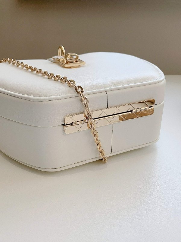Fashionable Fold Ins Net Red Portable Chain Small Round Bag $41.45 Dana Fashion Color: White Women's Bags Product information: Material: pu leather Product Size: Upper width 17cm Bottom width 12cm Height 15cm Thickness 6cm Handle height 12cm Shoulder stra