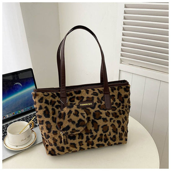 Fashionable Furry Western Style Leopard Print Casual Texture Underarm Handbag $32.99 Dana Fashion Color: Brown Women's Bags Product information: Applicable scenarios: Daily matching Color: white, brown Outer bag type: Sandwich pocket Hardness: soft Materi