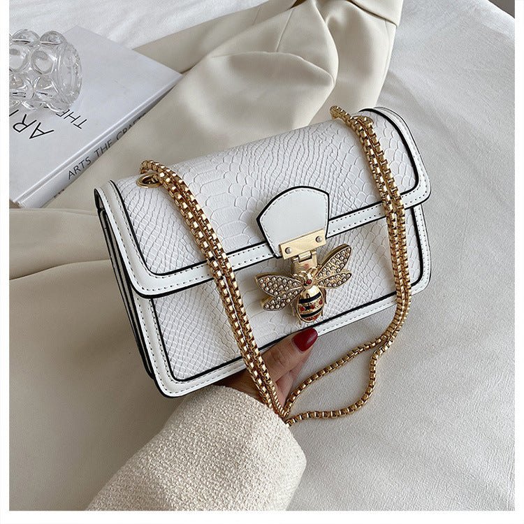 Fashionable Stylish Chain Shoulder Trendy Retro Messenger Bag $59.00 Dana Fashion Color: White Women's Bags Product information: Lining texture: PU Pattern: solid color Color: white, red, khaki, green, black, brown, beige, brown Processing Method: soft su