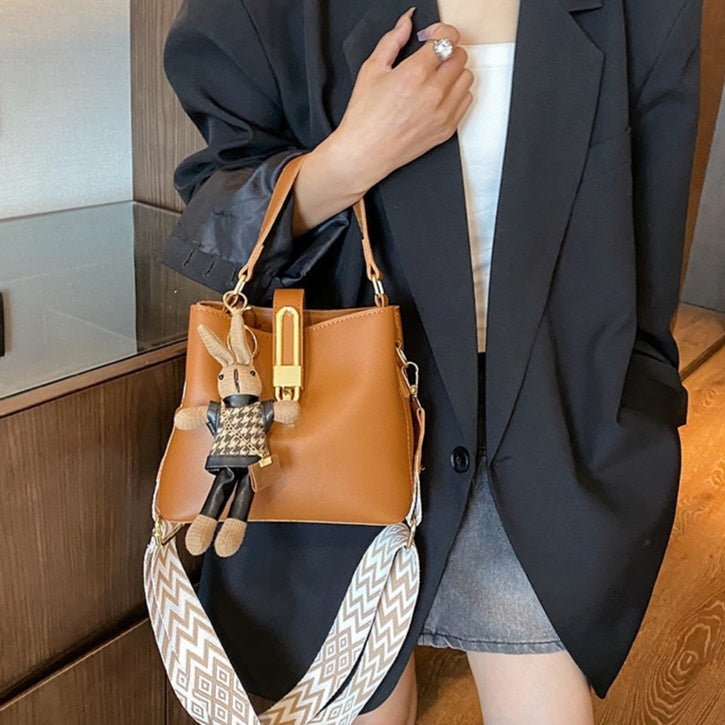 Fashionable Texture Hand-held Bucket Crossbody Bag $47.50 Dana Fashion Color: Black [with pendant] Women's Bags Product information: Applicable scenarios: Daily matching Color: black, white, khaki, brown, black [with pendant], white【 with pendant], khaki