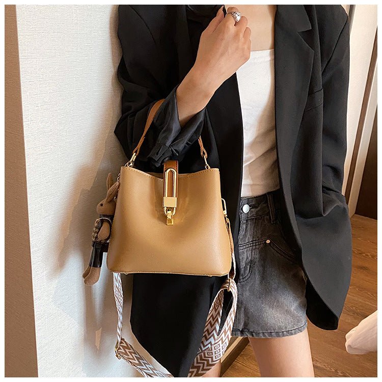 Fashionable Texture Hand-held Bucket Crossbody Bag $47.50 Dana Fashion Color: Black [with pendant] Women's Bags Product information: Applicable scenarios: Daily matching Color: black, white, khaki, brown, black [with pendant], white【 with pendant], khaki