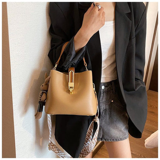 Fashionable Texture Hand-held Bucket Crossbody Bag $47.50 Dana Fashion Color: Black [with pendant] Women's Bags Product information: Applicable scenarios: Daily matching Color: black, white, khaki, brown, black [with pendant], white【 with pendant], khaki