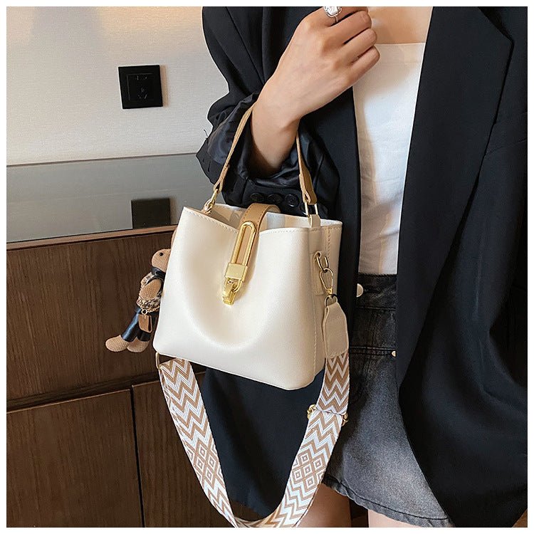 Fashionable Texture Hand-held Bucket Crossbody Bag $47.50 Dana Fashion Color: Black [with pendant] Women's Bags Product information: Applicable scenarios: Daily matching Color: black, white, khaki, brown, black [with pendant], white【 with pendant], khaki