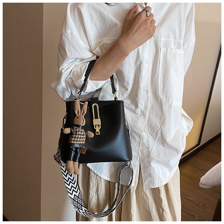Fashionable Texture Hand-held Bucket Crossbody Bag $47.50 Dana Fashion Color: Black [with pendant] Women's Bags Product information: Applicable scenarios: Daily matching Color: black, white, khaki, brown, black [with pendant], white【 with pendant], khaki