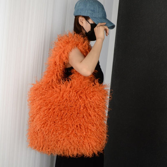 Faux Fur Beach Wool Plush Bag Portable Shoulder Large Capacity Totes $64.90 Dana Fashion Color: Orange Size: 30x40 Women's Bags Product information: Color: Black, camel, green, gray, orange, white, dark coffee, lotus root, Rose Red, light brown, pink Oute