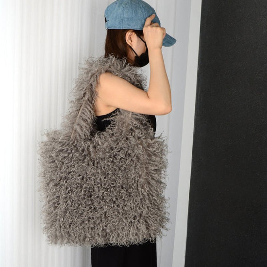 Faux Fur Beach Wool Plush Bag Portable Shoulder Large Capacity Totes $64.90 Dana Fashion Color: Gray Size: 30x40 Women's Bags Product information: Color: Black, camel, green, gray, orange, white, dark coffee, lotus root, Rose Red, light brown, pink Outer