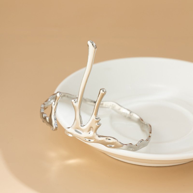 Female Lava Liquid Wind Opening Fashion Armband $15.00 Dana Fashion Color: 01 Light Gold 0285 Material: Alloy Women's Accessories Product information: Treatment Process: Electroplating Color: 01 light gold 0285,01 White k 0285,02 gold 0286,02 White K 0286