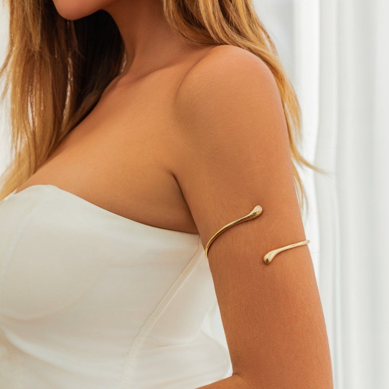 Female Lava Liquid Wind Opening Fashion Armband $15.00 Dana Fashion Color: 01 Light Gold 0285 Material: Alloy Women's Accessories Product information: Treatment Process: Electroplating Color: 01 light gold 0285,01 White k 0285,02 gold 0286,02 White K 0286
