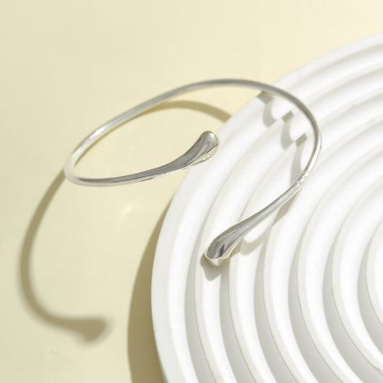 Female Lava Liquid Wind Opening Fashion Armband $15.00 Dana Fashion Color: 01 Light Gold 0285 Material: Alloy Women's Accessories Product information: Treatment Process: Electroplating Color: 01 light gold 0285,01 White k 0285,02 gold 0286,02 White K 0286