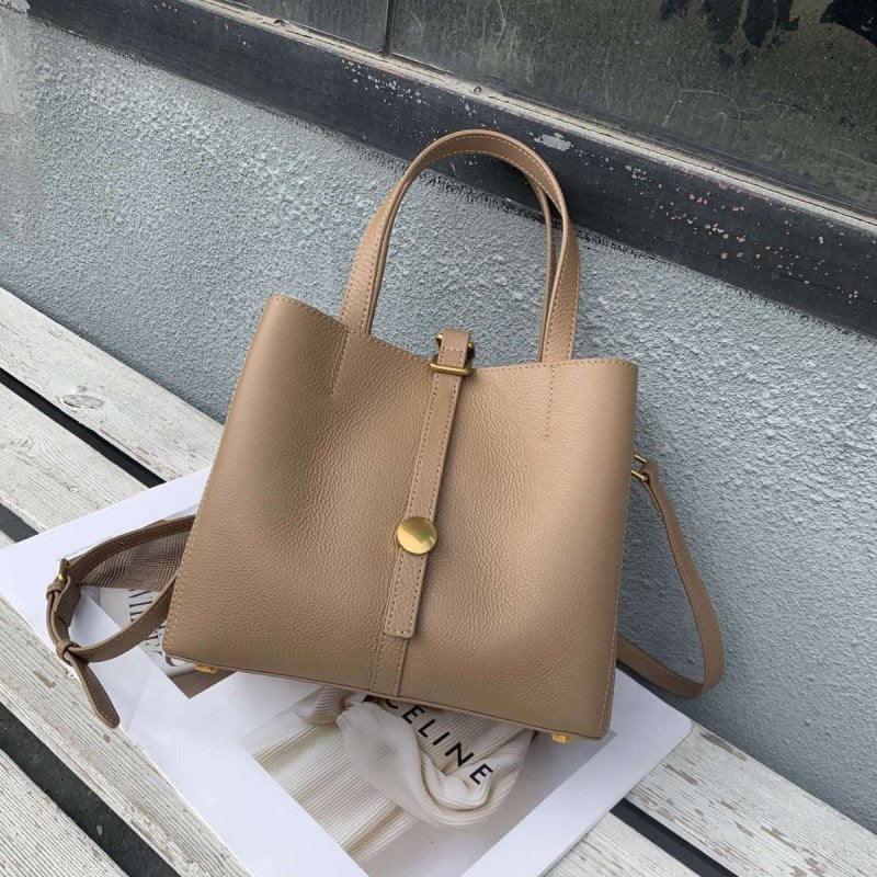 First Layer Cowhide Tote Genuine Leather Women $145.00 Dana Fashion Color: Black Women's Bags Product information: Lining texture: Polyester Applicable scenario: leisure travel Color: black, khaki, dark blue, taro, wine red, gray Outer bag type: Sandwich