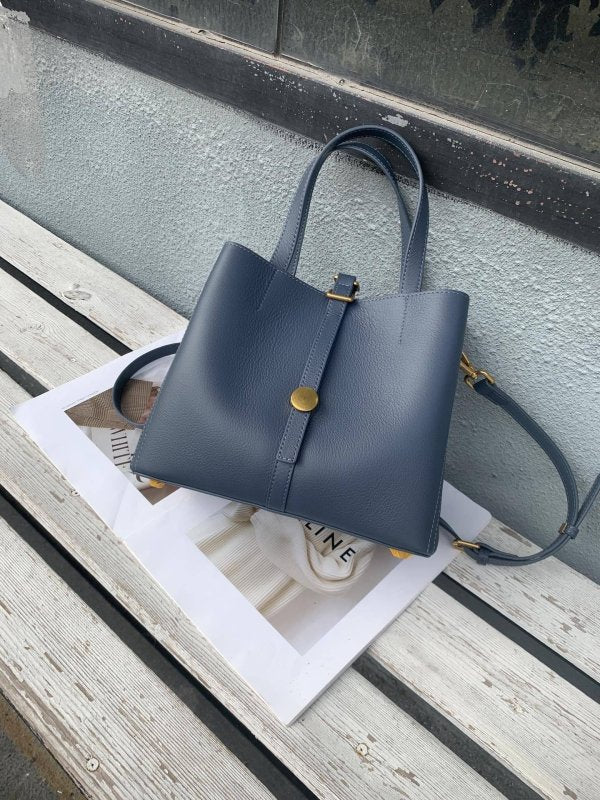 First Layer Cowhide Tote Genuine Leather Women $145.00 Dana Fashion Color: Dark Blue Women's Bags Product information: Lining texture: Polyester Applicable scenario: leisure travel Color: black, khaki, dark blue, taro, wine red, gray Outer bag type: Sandw