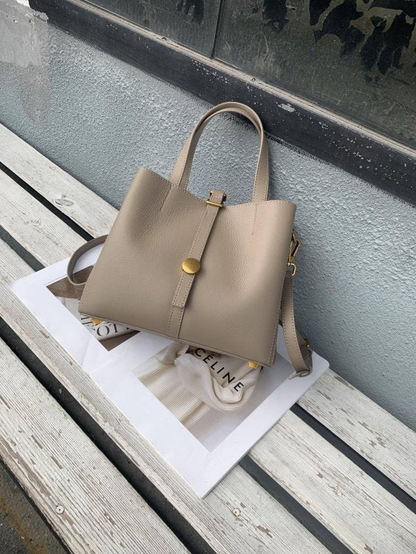 First Layer Cowhide Tote Genuine Leather Women $145.00 Dana Fashion Color: Gray Women's Bags Product information: Lining texture: Polyester Applicable scenario: leisure travel Color: black, khaki, dark blue, taro, wine red, gray Outer bag type: Sandwich p