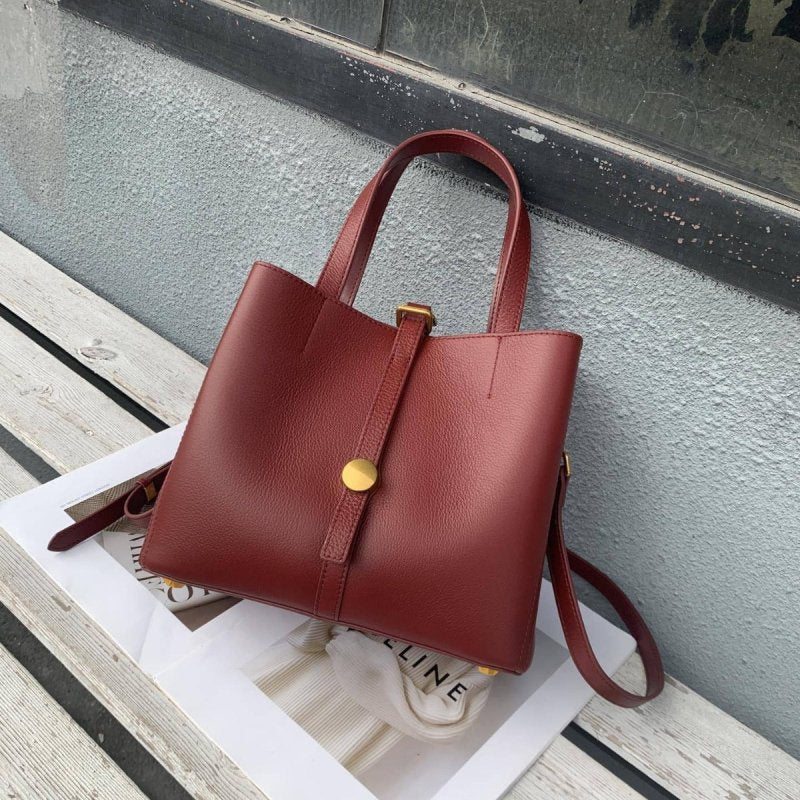 First Layer Cowhide Tote Genuine Leather Women $145.00 Dana Fashion Color: Black Women's Bags Product information: Lining texture: Polyester Applicable scenario: leisure travel Color: black, khaki, dark blue, taro, wine red, gray Outer bag type: Sandwich