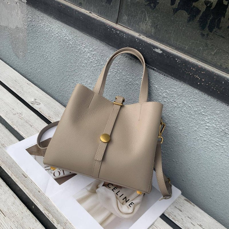 First Layer Cowhide Tote Genuine Leather Women $145.00 Dana Fashion Color: Black Women's Bags Product information: Lining texture: Polyester Applicable scenario: leisure travel Color: black, khaki, dark blue, taro, wine red, gray Outer bag type: Sandwich
