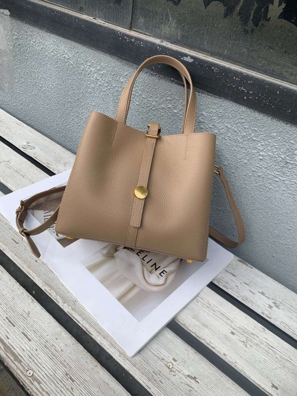 First Layer Cowhide Tote Genuine Leather Women $145.00 Dana Fashion Color: Khaki Women's Bags Product information: Lining texture: Polyester Applicable scenario: leisure travel Color: black, khaki, dark blue, taro, wine red, gray Outer bag type: Sandwich