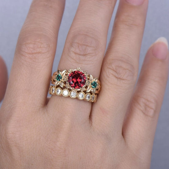 Flower Ring Gold-plated Inlaid Red $9.03 Dana Fashion Color: Golden Red Diamond Size: 10 Yards Women's Accessories Product information: Type: Ring Treatment Process: Electroplating Color: gold flower Red Diamond couple ring Applicable population: Female S