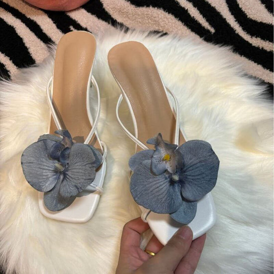 Flower Stylish Beach Slippers For Women $34.90 Dana Fashion Color: Blue Size: 35 Women's shoes Product information: Toe bracket shape: square head Color: pink, blue, rose, purple Shoe Upper material: PU Size: 35, 36, 37, 38, 39, 40, 41, 42 Sole material: