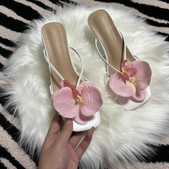 Flower Stylish Beach Slippers For Women $34.90 Dana Fashion Color: Pink Size: 35 Women's shoes Product information: Toe bracket shape: square head Color: pink, blue, rose, purple Shoe Upper material: PU Size: 35, 36, 37, 38, 39, 40, 41, 42 Sole material: