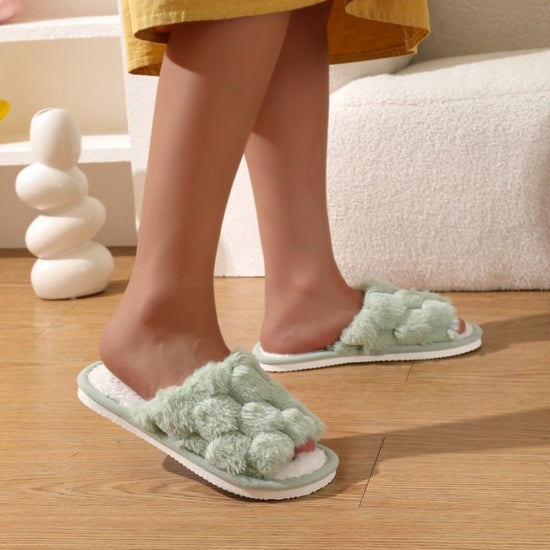 Fluffy Slippers Household Thick Bottom And Warm Keeping Non-slip $23.50 Dana Fashion Color: Dark Green Size: 36to37 Women's shoes Product information: Pattern: solid color Inner material: artificial wool Color: pink, dark green, white Heel height: about 1