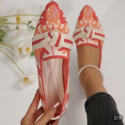 Flyknit Pointed Plus Size Flat Bottom Pumps Women $29.90 Dana Fashion Color: Red Flower Size: 36 Women's shoes Product information: Lining material: Microfiber Upper height: low top Heel height: low heel (1-3CM) Heel shape: square heel Size: 36, 37, 38, 3