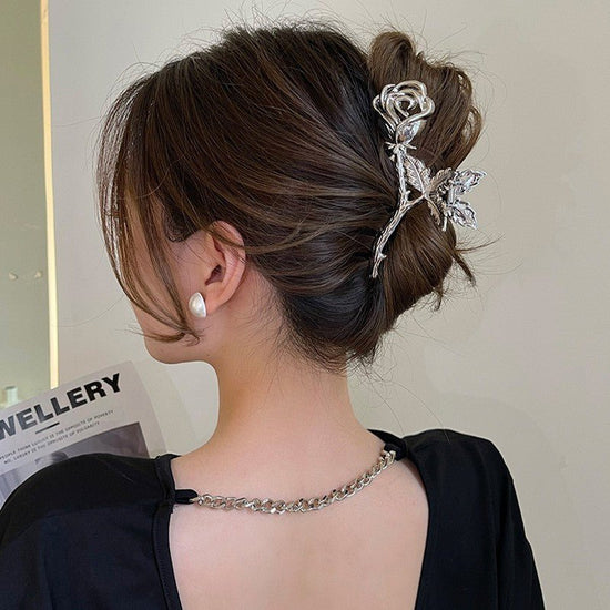 French Niche Design Temperament Silver Metal Rose Grip Clip Women's Back Of The Head Plate Hair Clip $19.00 Dana Fashion Color: Silver Women's Accessories Product attributes Type: Hair clip Material texture: alloy Inlay Material: None Brand: Jiutong Shape