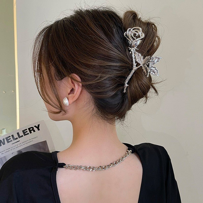 French Niche Design Temperament Silver Metal Rose Grip Clip Women's Back Of The Head Plate Hair Clip $19.00 Dana Fashion Color: Silver Women's Accessories Product attributes Type: Hair clip Material texture: alloy Inlay Material: None Brand: Jiutong Shape