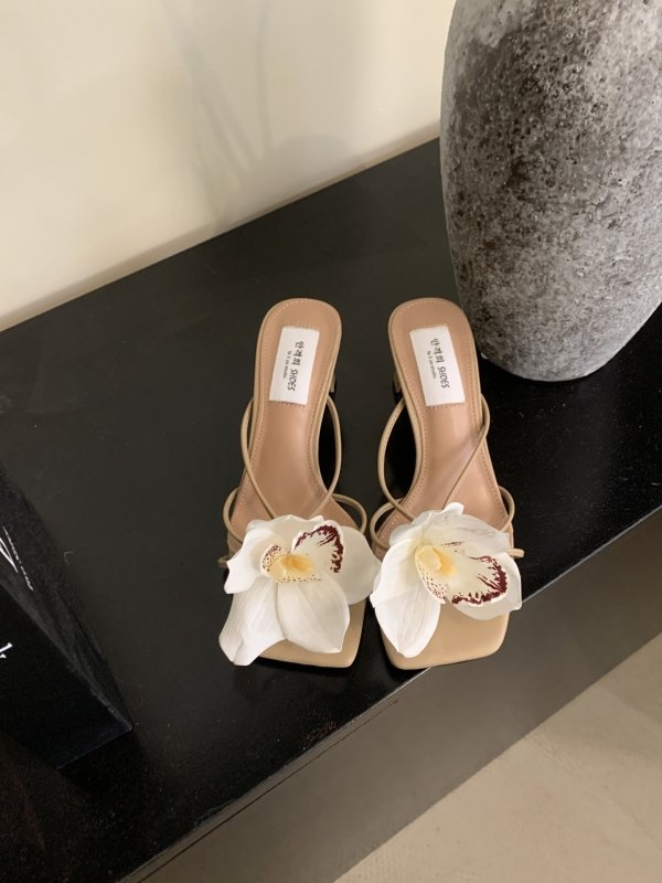 French-style Detachable Flower Flip-toe Roman Sandals $75.90 Dana Fashion Color: Apricot Size: 35 Women's shoes Product information: Lining material: Microfiber Toe holder shape: square head Color: Black, Brown, silver, creamy-white, apricot Shoe Upper ma