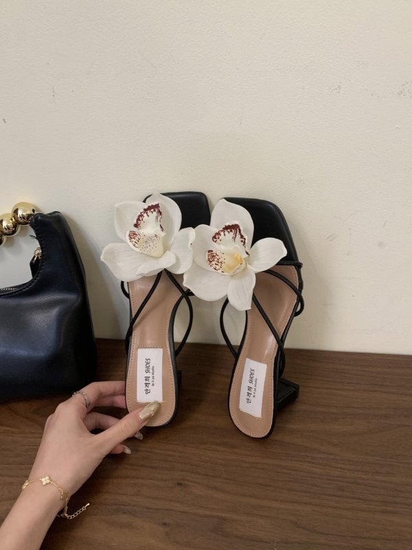 French-style Detachable Flower Flip-toe Roman Sandals $75.90 Dana Fashion Color: Black Size: 35 Women's shoes Product information: Lining material: Microfiber Toe holder shape: square head Color: Black, Brown, silver, creamy-white, apricot Shoe Upper mate