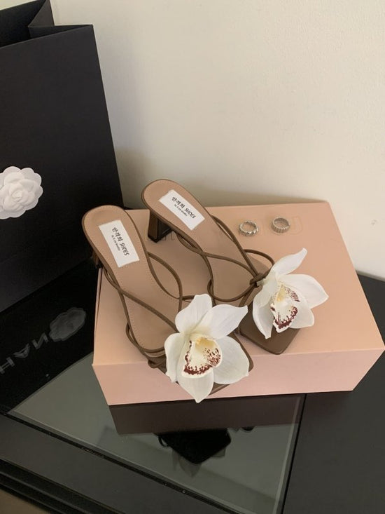 French-style Detachable Flower Flip-toe Roman Sandals $75.90 Dana Fashion Color: Brown Size: 35 Women's shoes Product information: Lining material: Microfiber Toe holder shape: square head Color: Black, Brown, silver, creamy-white, apricot Shoe Upper mate