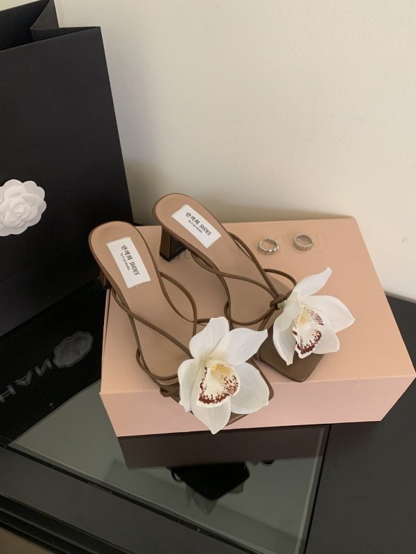 French-style Detachable Flower Flip-toe Roman Sandals $75.90 Dana Fashion Color: Brown Size: 35 Women's shoes Product information: Lining material: Microfiber Toe holder shape: square head Color: Black, Brown, silver, creamy-white, apricot Shoe Upper mate