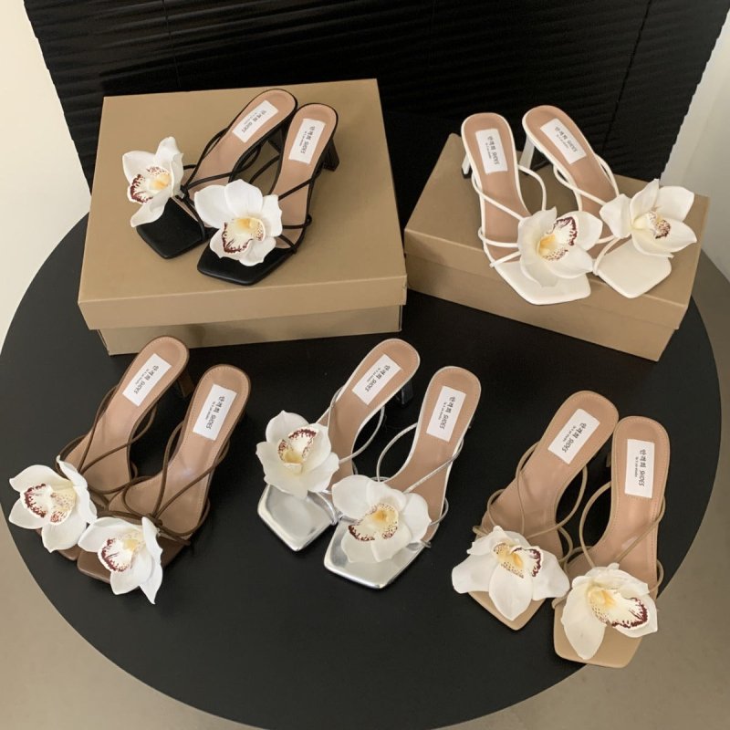 French-style Detachable Flower Flip-toe Roman Sandals $75.90 Dana Fashion Color: Apricot Size: 35 Women's shoes Product information: Lining material: Microfiber Toe holder shape: square head Color: Black, Brown, silver, creamy-white, apricot Shoe Upper ma